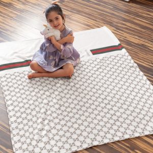 Gucci White Luxury Brand Logo Premium Blanket Fleece Home Decor LVT00111