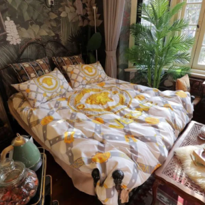 Versa.ce Golden Logo And Belt Knitting Bedding Set King Size